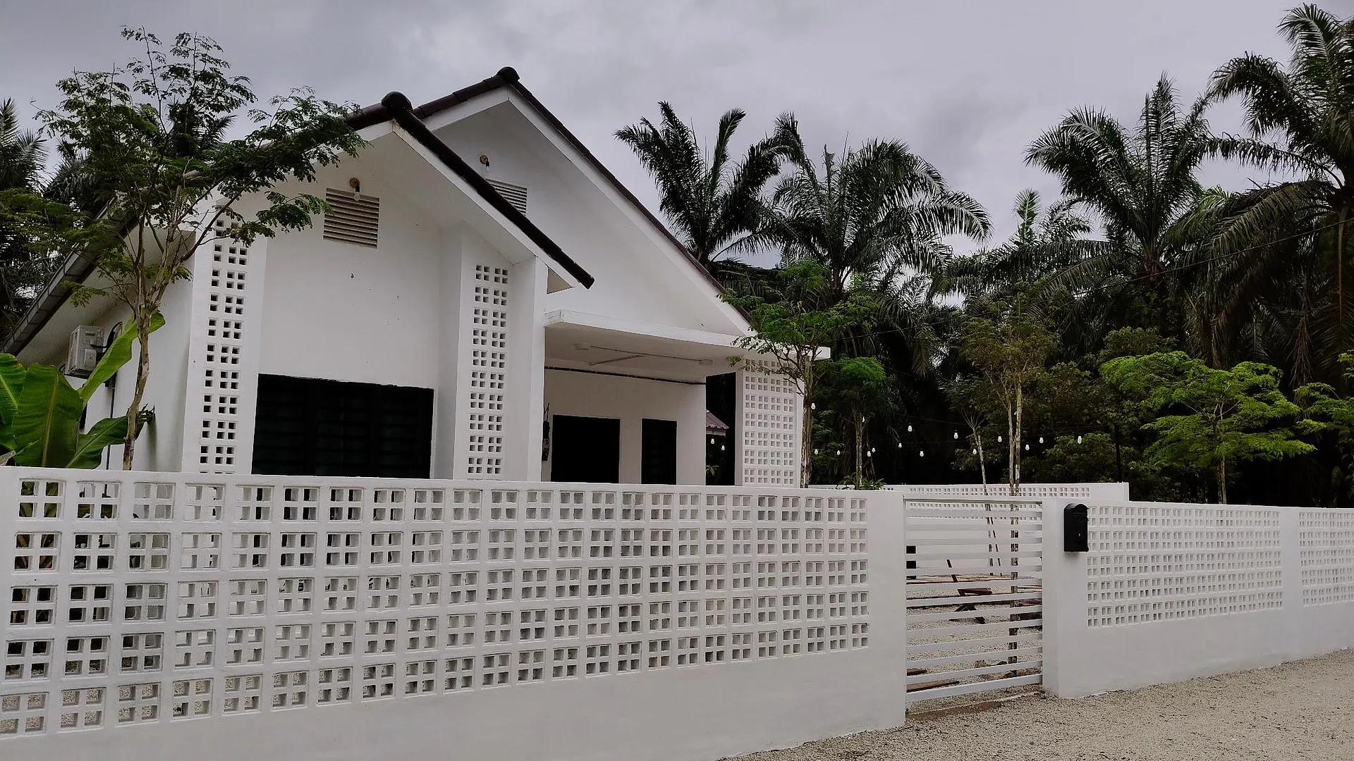 부킷 감비르 무아르 시티 센터의 프라이빗 하우스 (68m², 침실 3개, 프라이빗 욕실 2개) 4성급 게스트하우스 전망