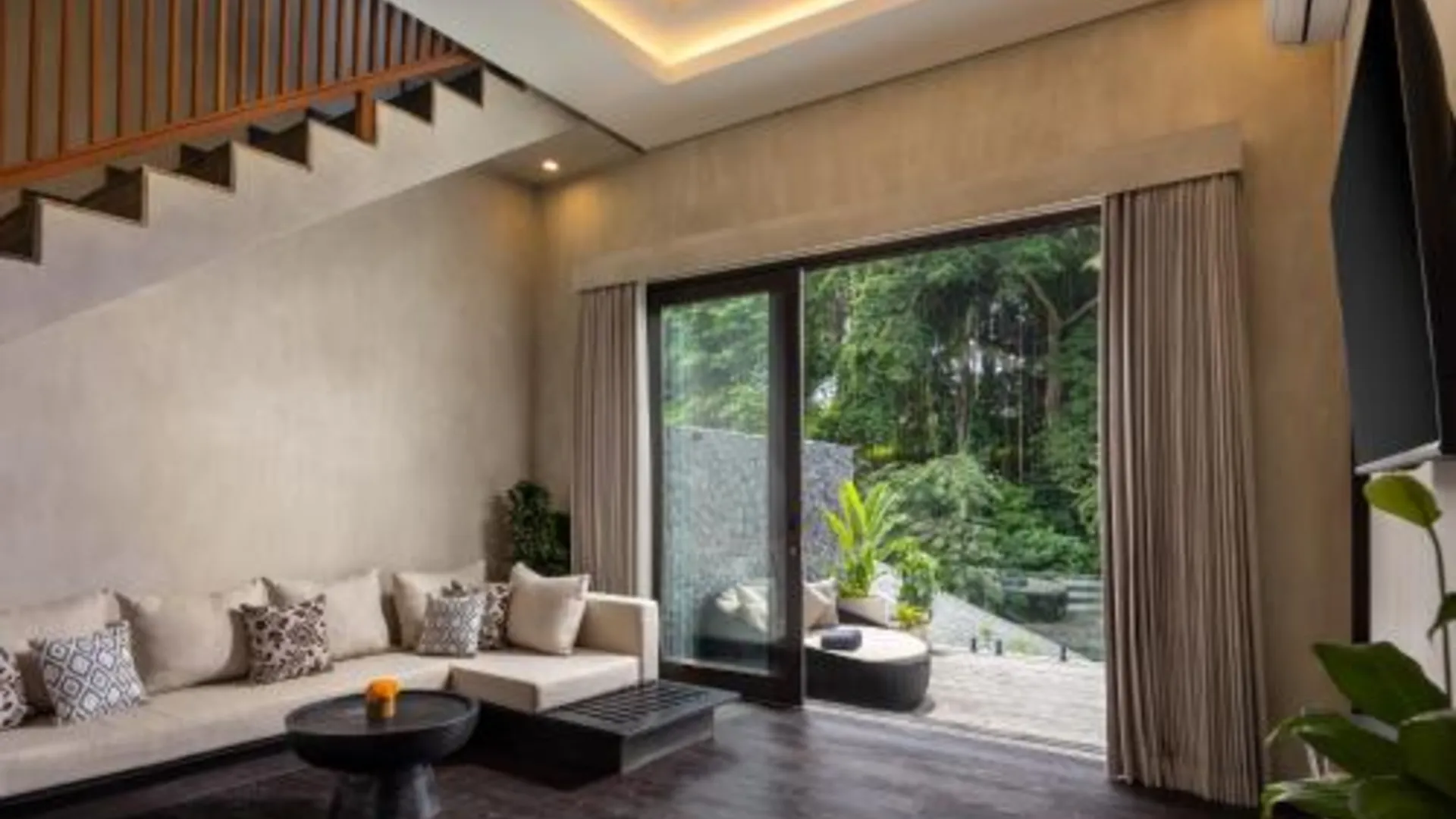 발리 아디와나 우나기 리버프론트 5성급 호텔 외관