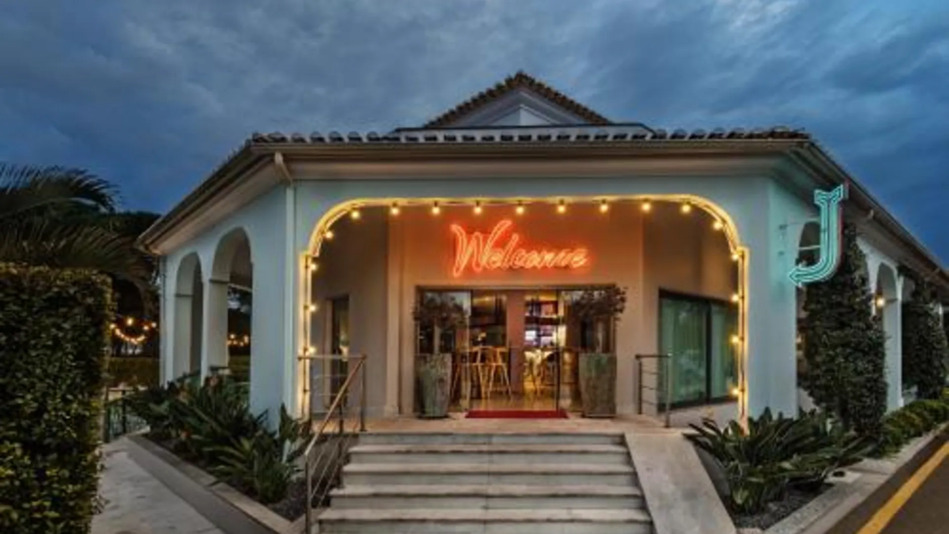 알만실 The Magnolia Hotel 4성급 호텔 수영장