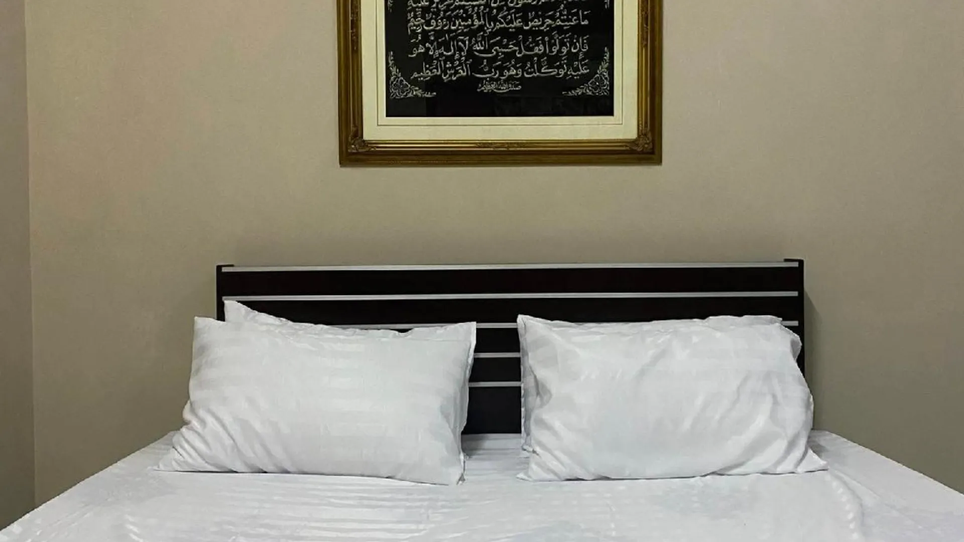 세리 만중 세리만중 타운의 아파트먼트 (3300m², 침실 3개, 프라이빗 욕실 3개) 3성급 싱글룸 수영장