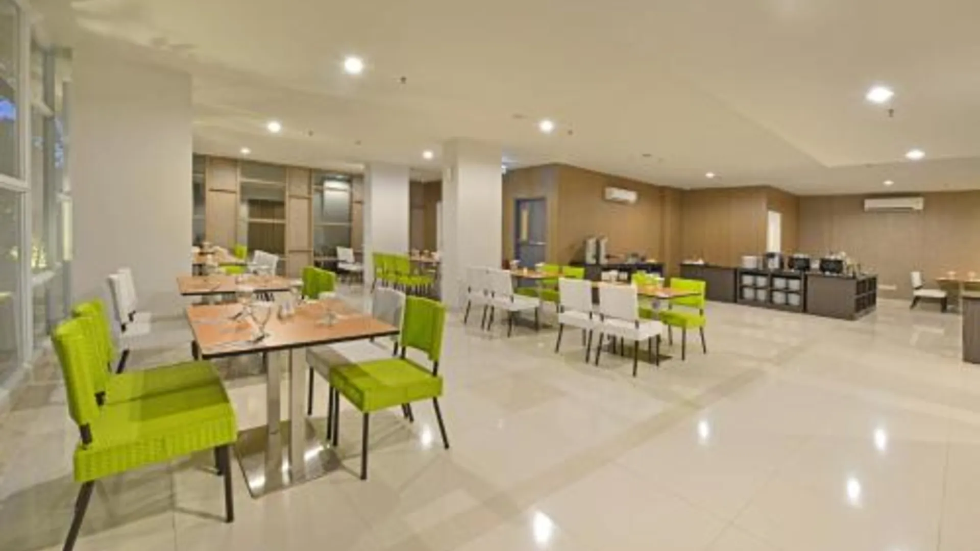 마카사르 위즈 프라임 호텔 하사누딘 마카사르 호텔 수영장