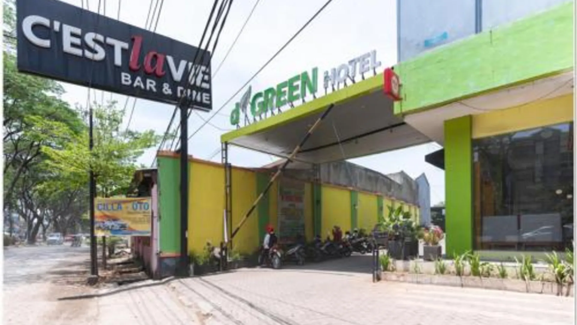 마카사르 RedDoorz Plus @ Hertasning Area Makassar 3성급 호텔 로비