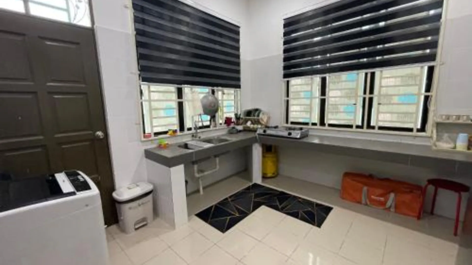 코타바루 바촉의 프라이빗 하우스 (1350m², 침실 3개, 프라이빗 욕실 2개) 4성급 게스트하우스 수영장