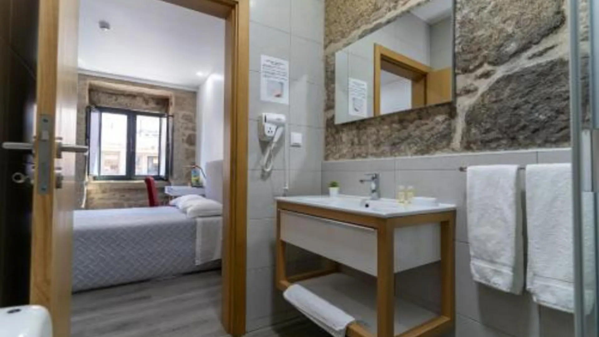 카스텔로 브란코 ALOJAMENTO GIRASSOL - Guest House - Quarto com casa de banho privativa 3성급 호텔 객실