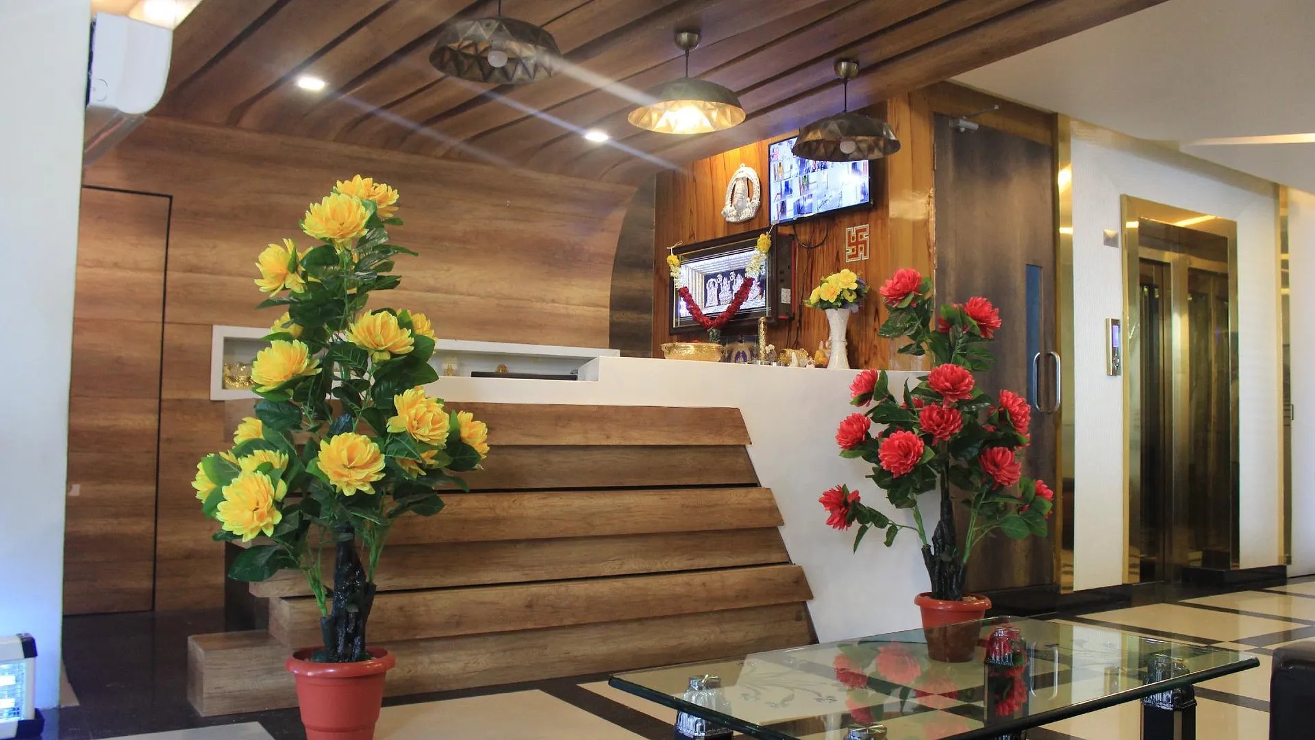 람메스와람 SDM 골든 타워 호텔 2성급 호텔 로비