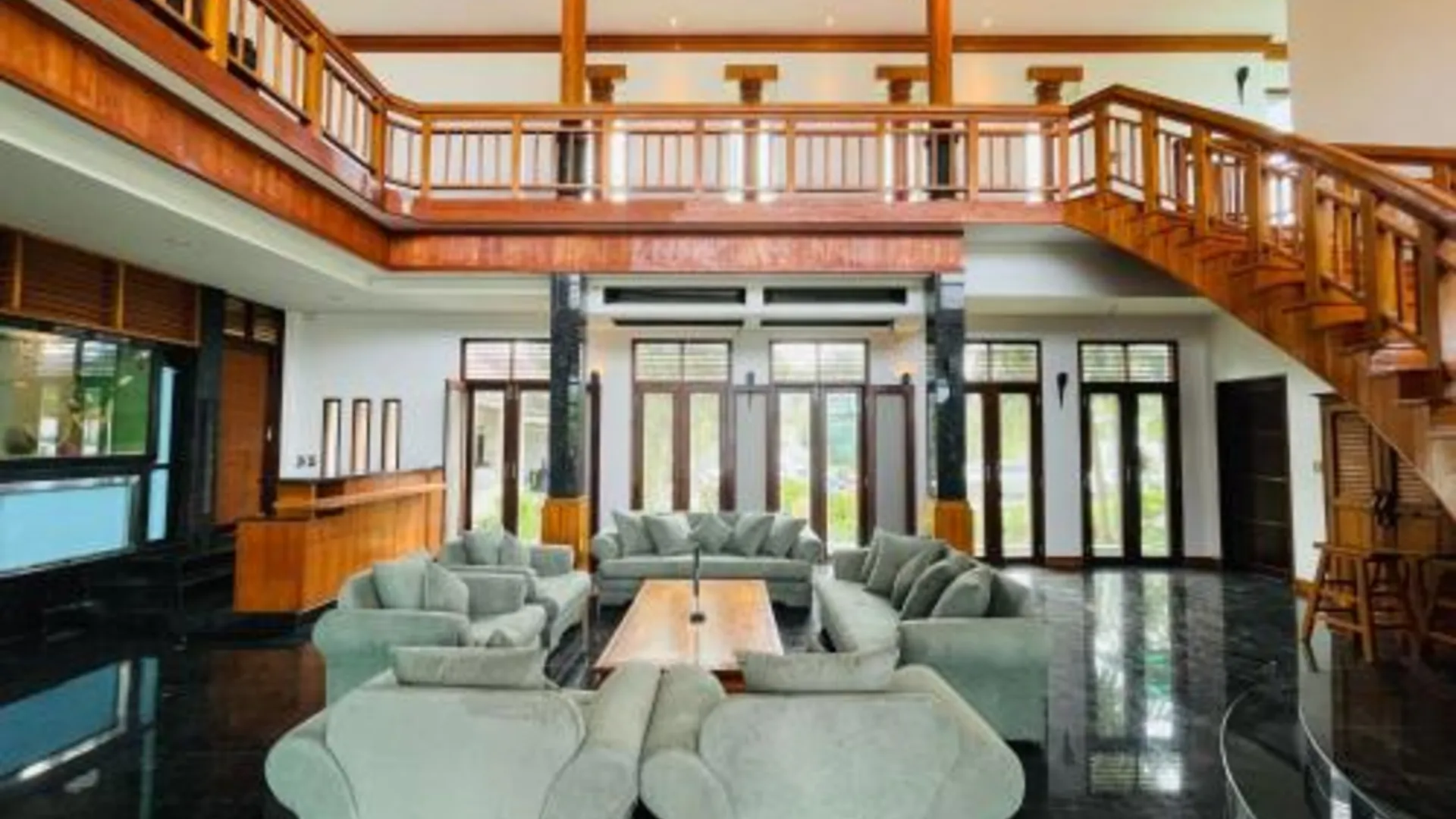 푸켓 라와이의 빌라 (1111m², 침실 6개, 프라이빗 욕실 8개) 4성급 게스트하우스 로비