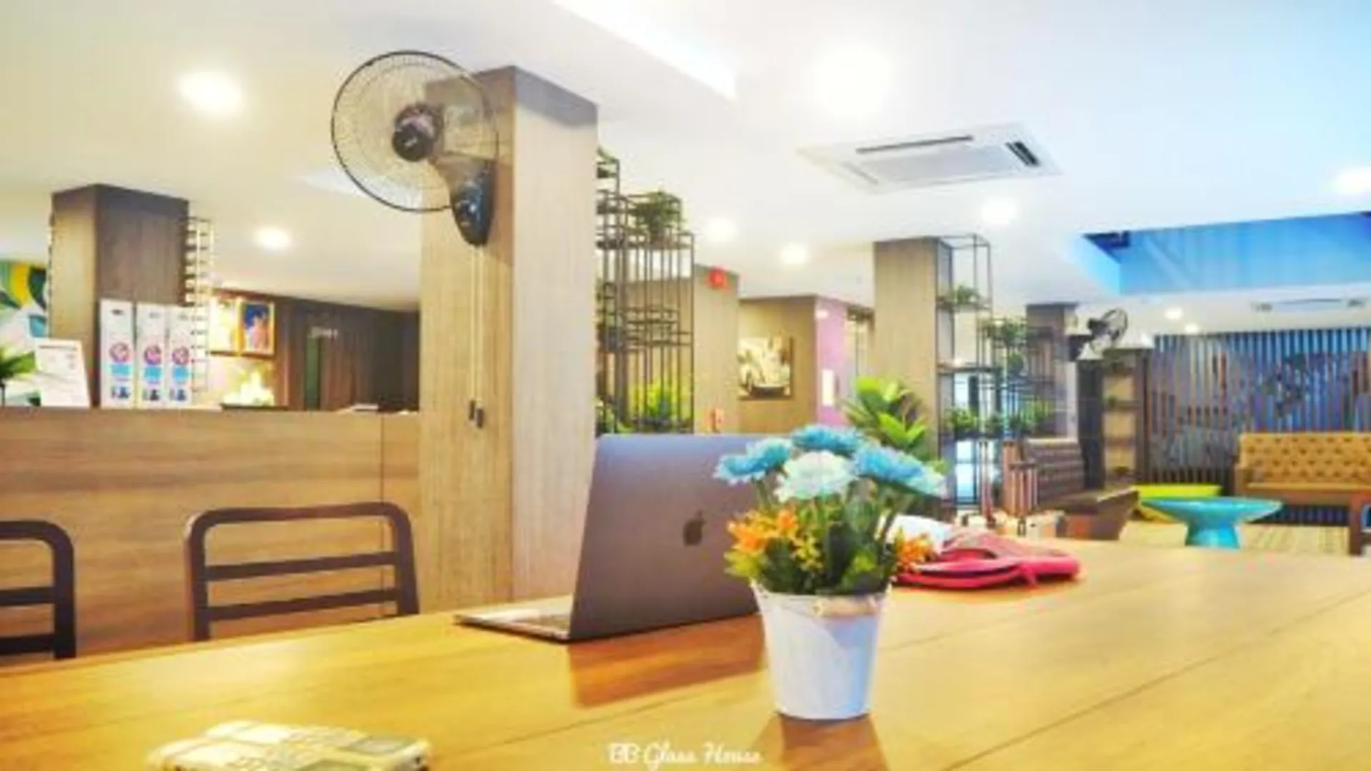 방콕 BB Glass House 2성급 호텔 외관