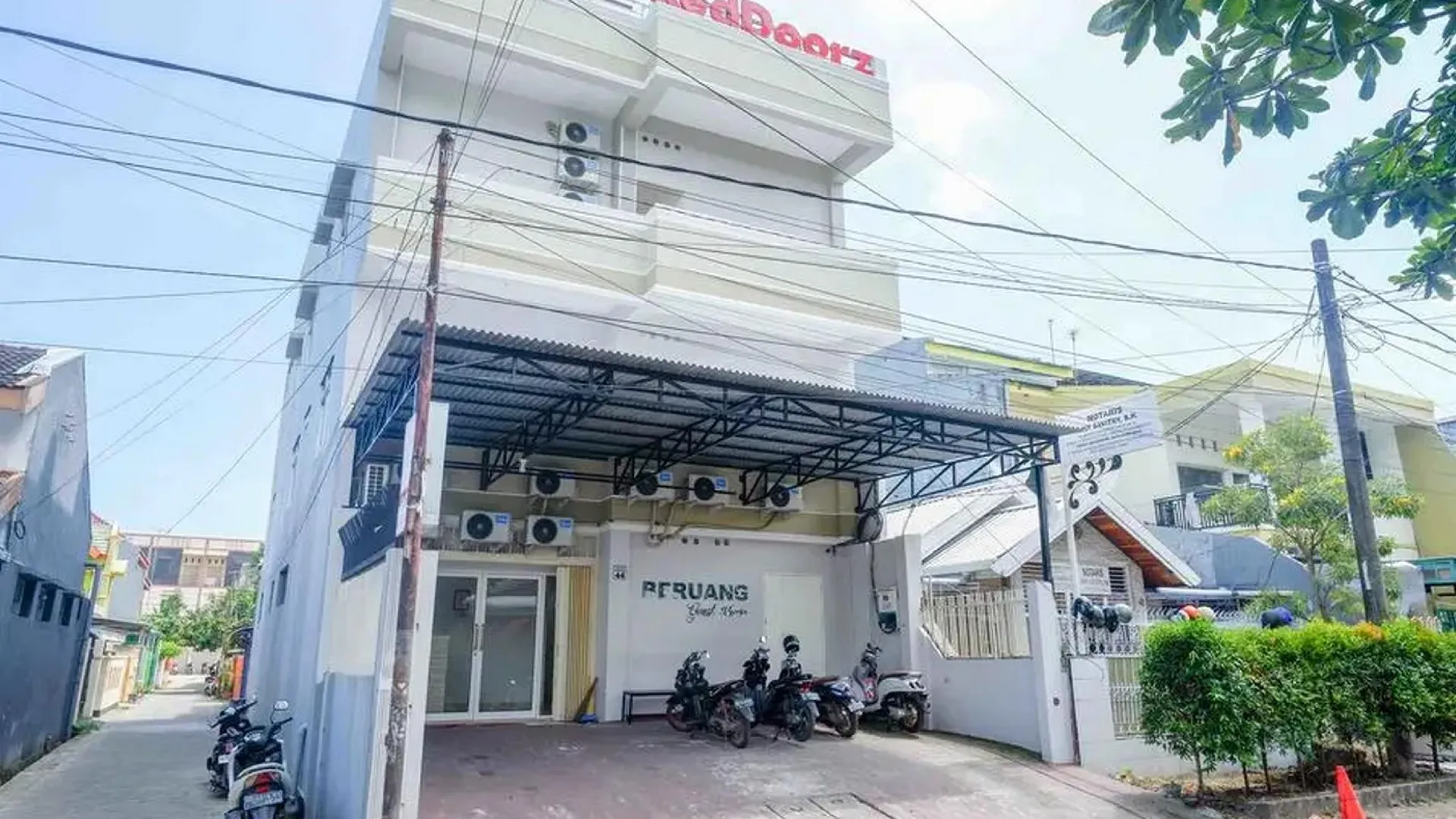 마카사르 RedDoorz near Mall Ratu Indah 3 2성급 호텔 외관