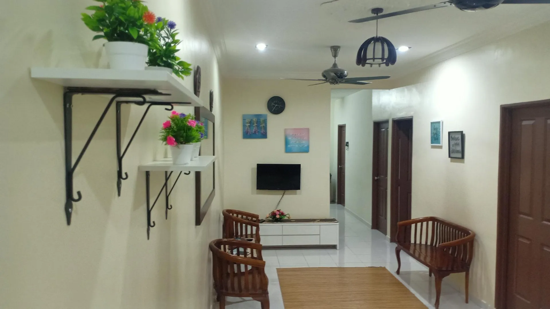 세리 만중 세리 만중의 프라이빗 하우스 (1400m², 침실 4개, 프라이빗 욕실 2개) 3성급 게스트하우스 외관