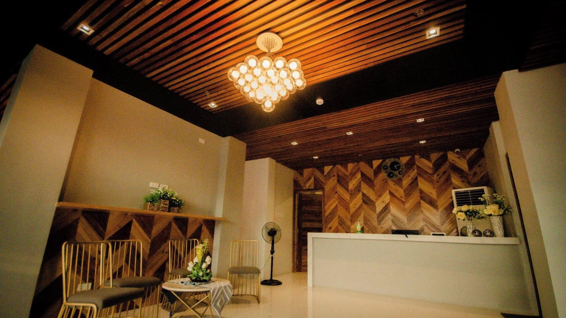 세부 루딜스 플레이스 호텔 앤 도미토리 5성급 호텔 로비