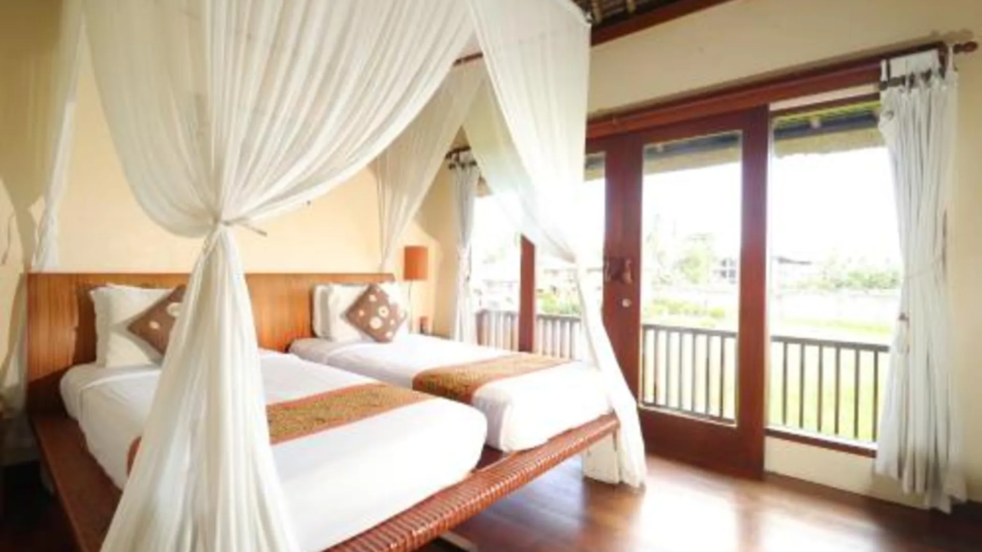 발리 비유쿠쿵 스위트 앤 스파 4성급 호텔 스위트룸