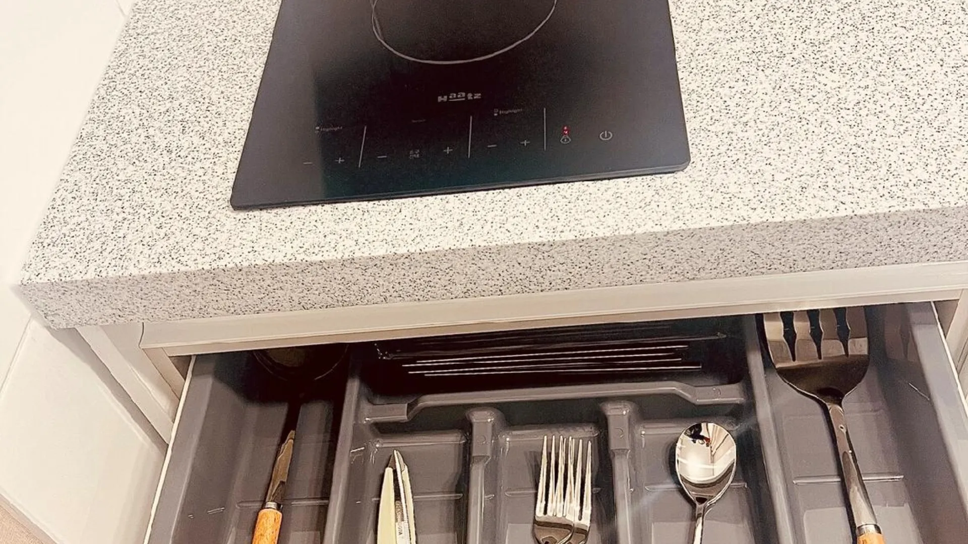 서울 J107 #신규 오픈 #홍대입구6번출구 도보 3분거리#감각적인 숙소 2성급 싱글룸 객실