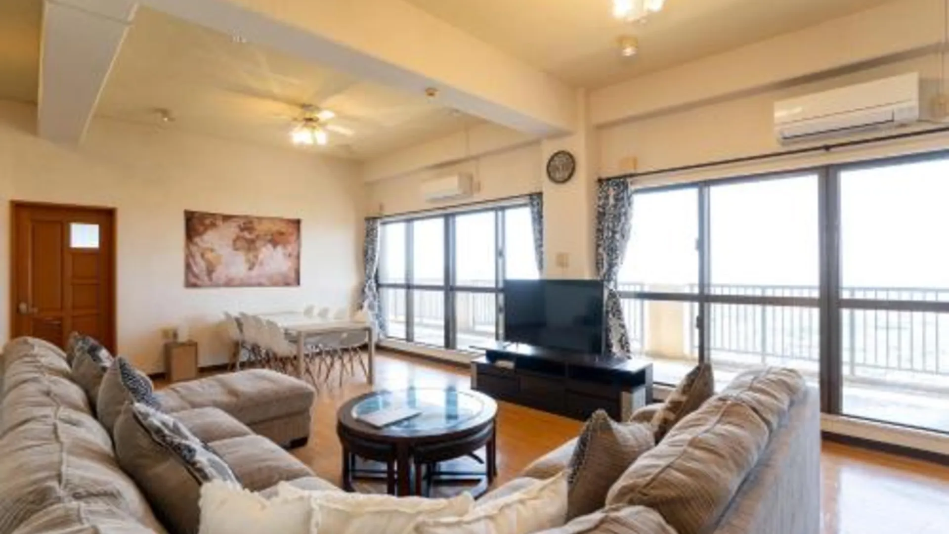 오키나와 본섬 島テラス高台から太平洋を眺める最高のロケーションハウス 3성급 싱글룸 레스토랑