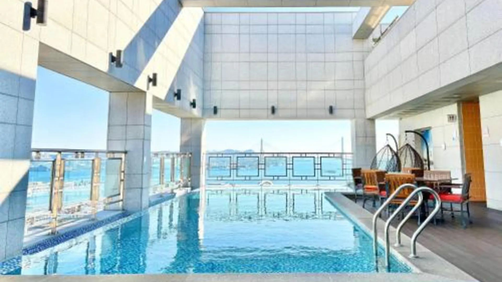 부산 라마다 앙코르 바이 윈덤 부산역 4성급 호텔 수영장