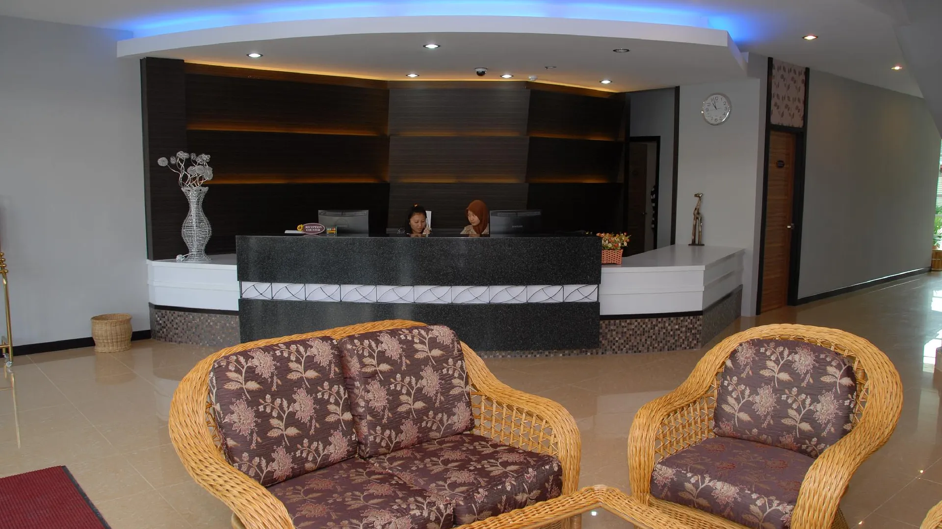 케닌가우 퀸 호텔 2성급 호텔 로비