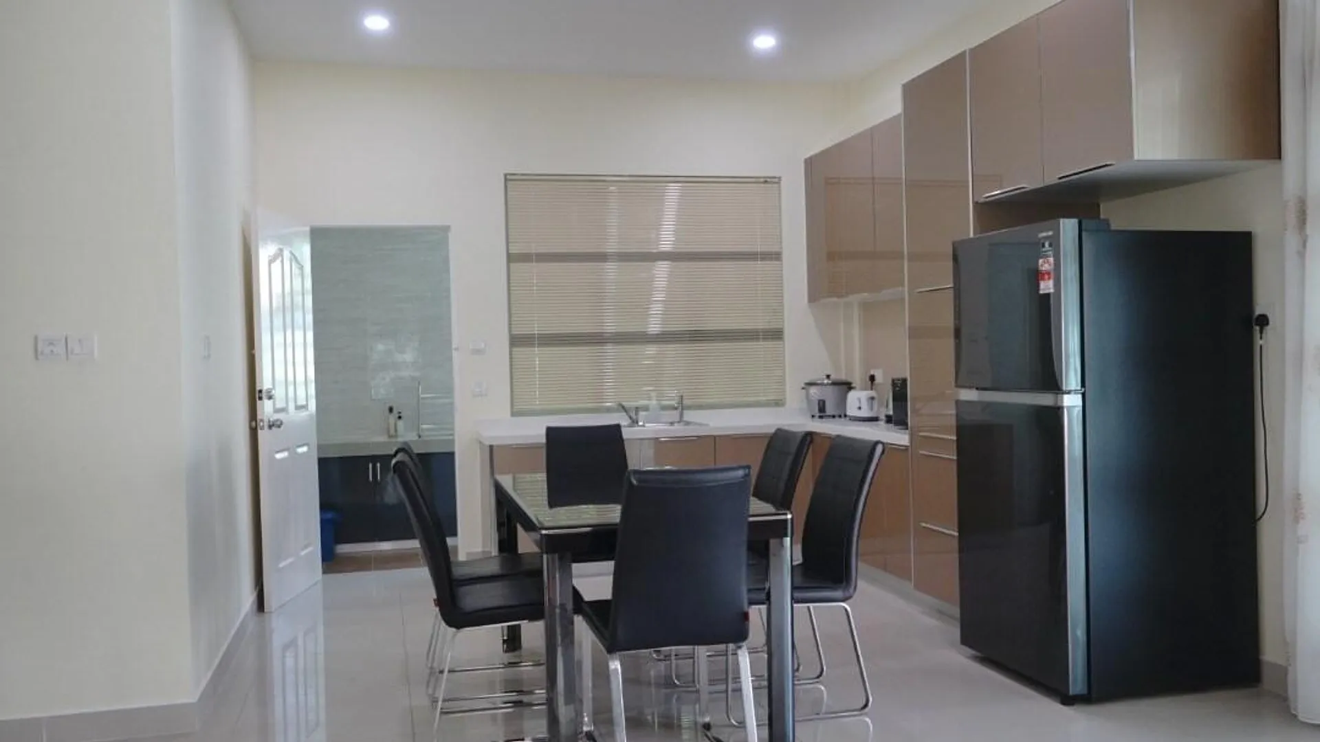 코타키나발루 중심 업무 지구 (CBD)의 프라이빗 하우스 (100m², 침실 6개, 프라이빗 욕실 4개) 2성급 싱글룸 외관