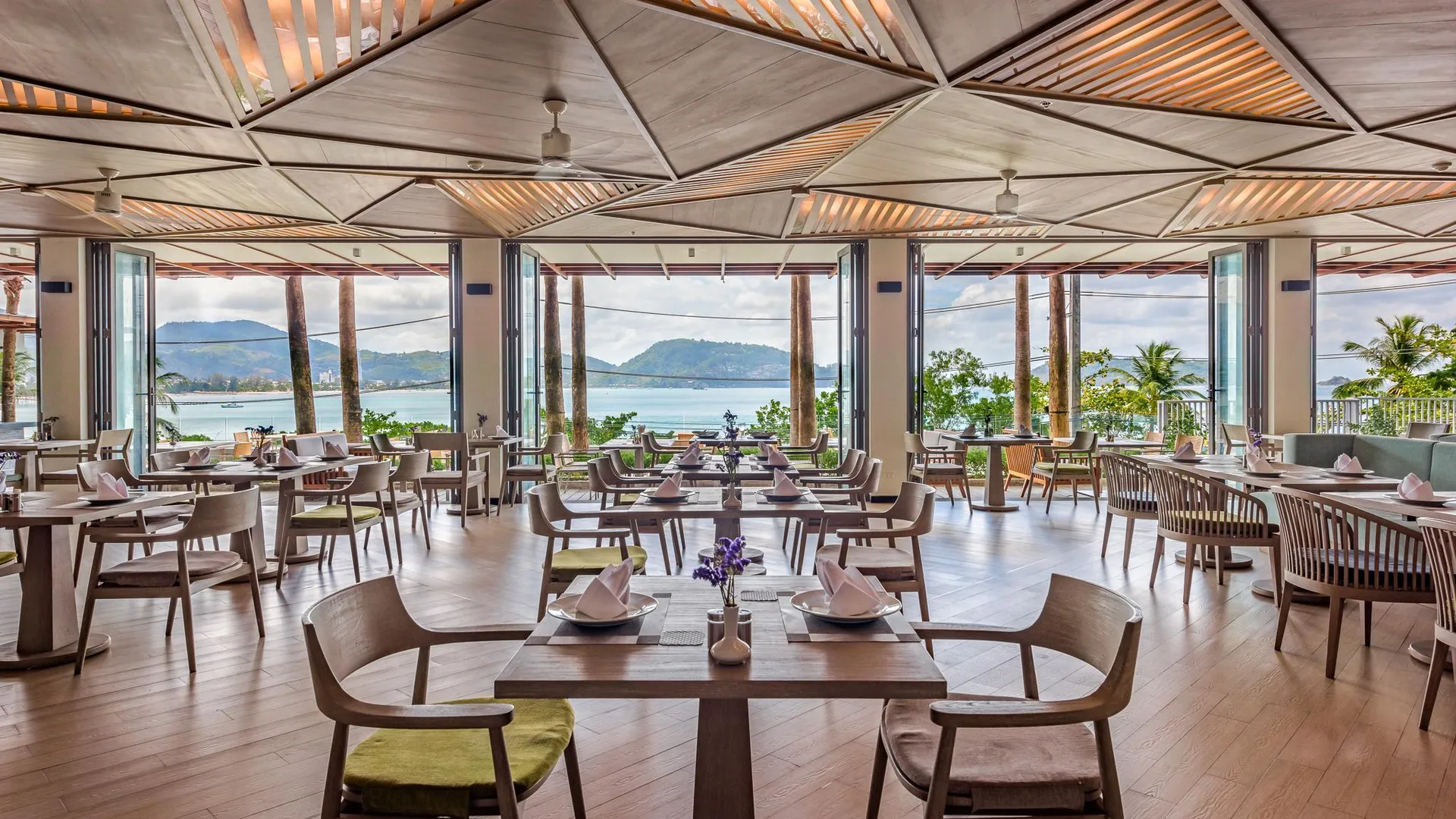 푸켓 오션프론트 비치 리조트 5성급 호텔 로비