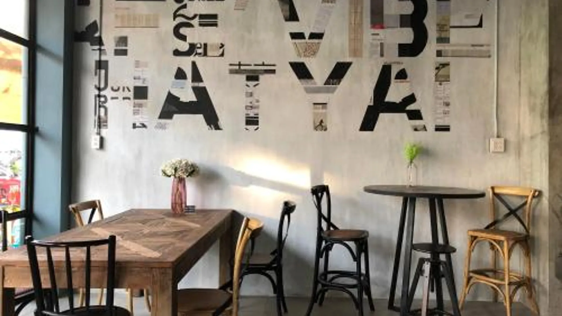 핫야이 Goodnight Poshtel + Free Netflix 3성급 호텔 레스토랑