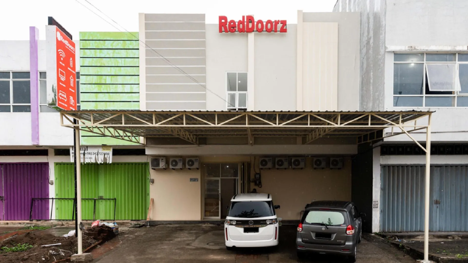 마카사르 레드도어즈 @ 그라하 체메를랑 마로스 2성급 호텔 외관