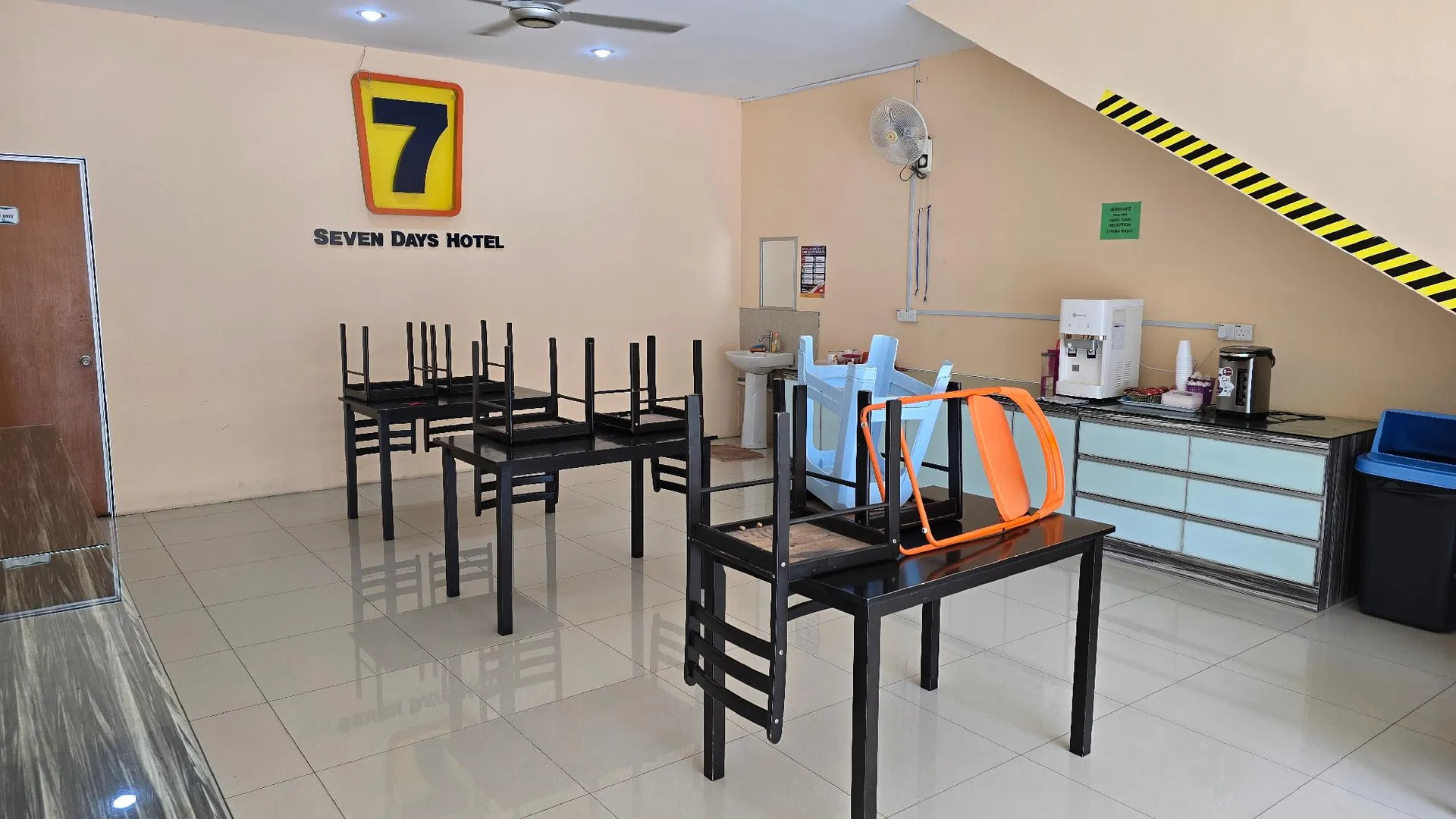 라웁 Seven Days Hotel 2성급 호텔 레스토랑