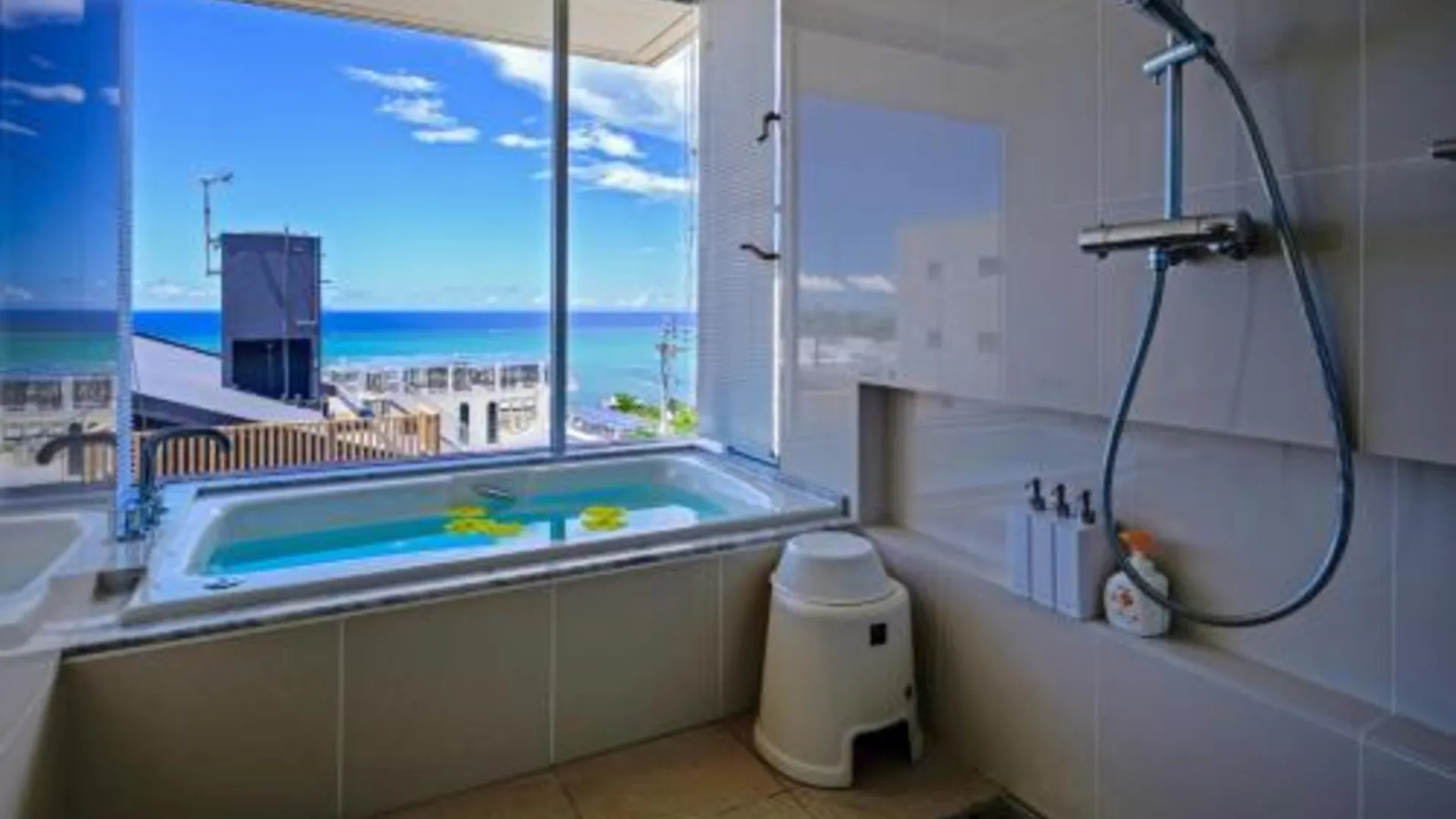 오키나와 본섬 onna resort nakadomari ビーチまで車で4分 最大12名OK 中庭付き貸切ヴィラでくつろぐ恩納村ステイ 4성급 게스트하우스 스위트룸