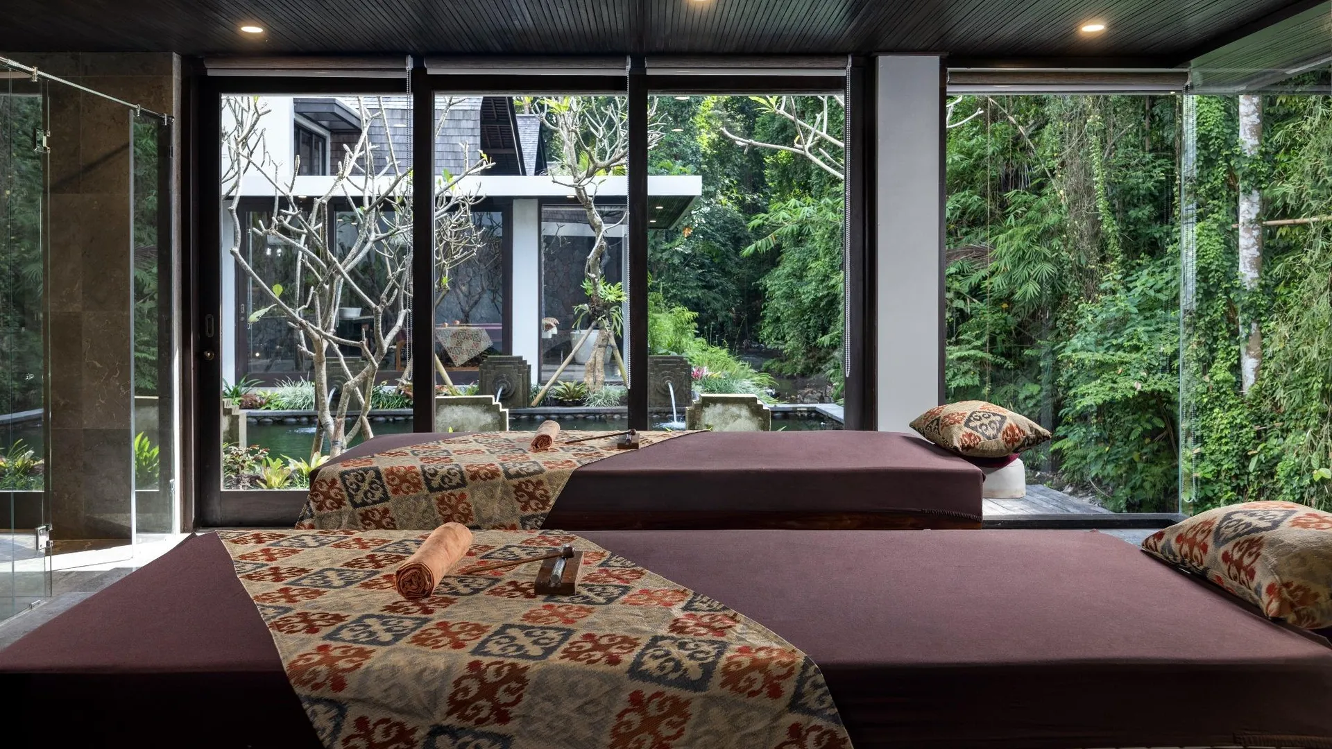 발리 아디와나 우나기 리버프론트 5성급 호텔 레스토랑