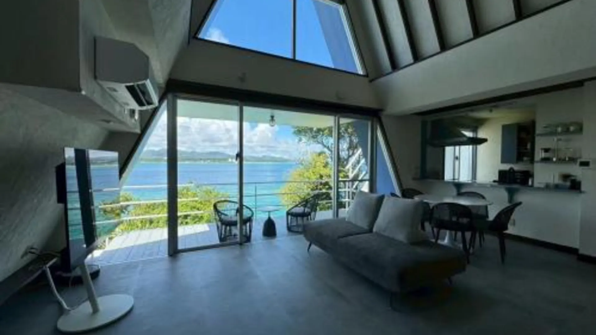 오키나와 본섬 オーシャンフロントヴィラSerenity Point37 4성급 싱글룸 로비