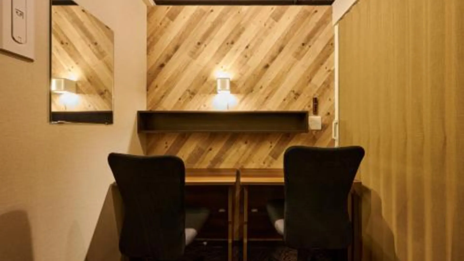 교토 CAPSULE HOTEL CONTINUE NijojoKita 2성급 호텔 레스토랑