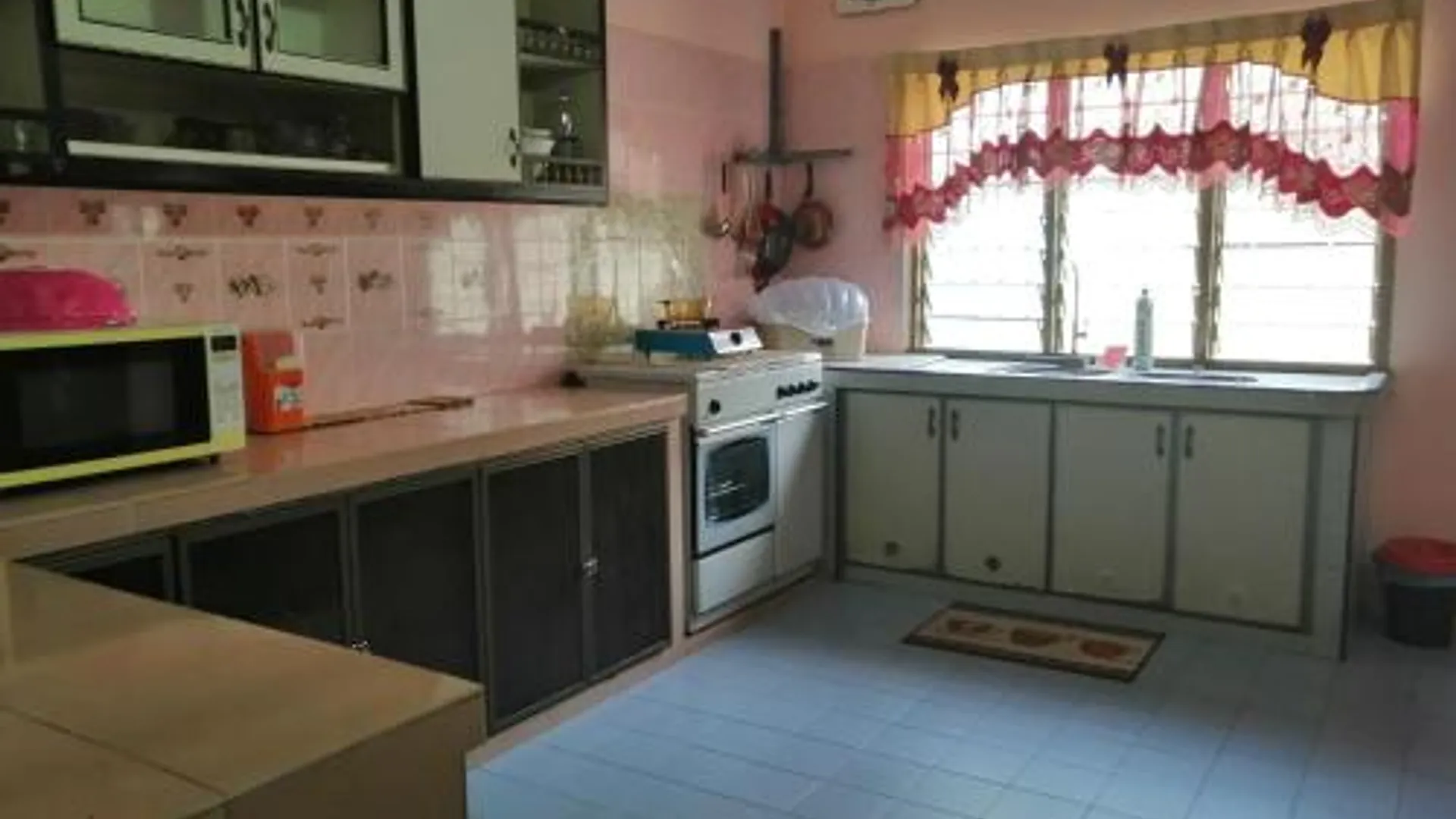 크루앙 클루앙 시티 센터의 프라이빗 하우스 (322m², 침실 3개, 프라이빗 욕실 2개) 2성급 싱글룸 레스토랑