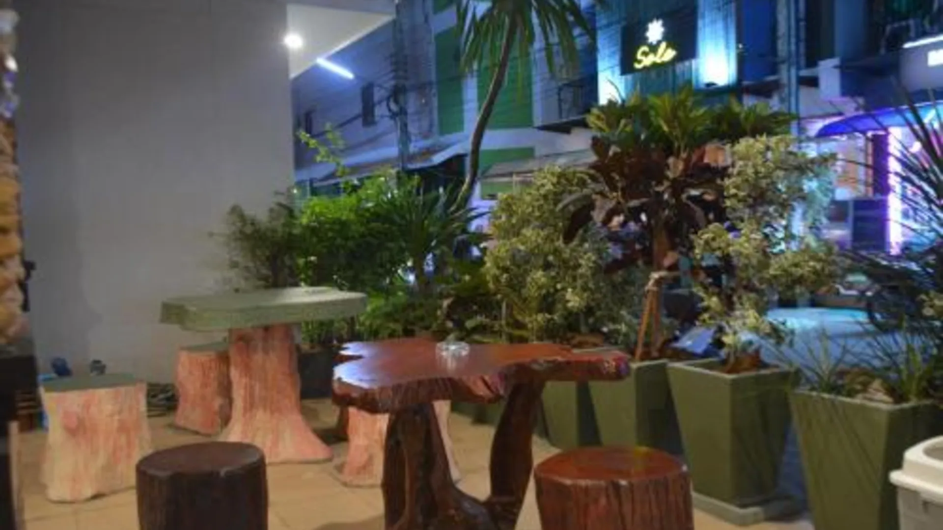 푸켓 빠통 문 인 레지던스 2성급 호텔 수영장