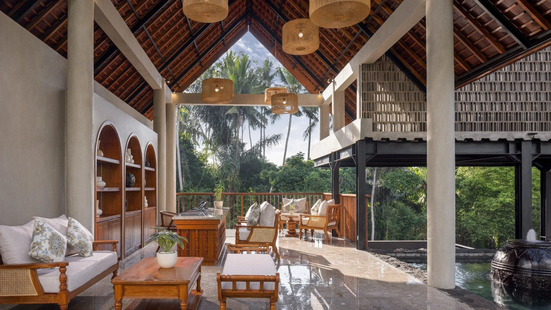 발리 아디와나 우나기 리버프론트 5성급 호텔 로비