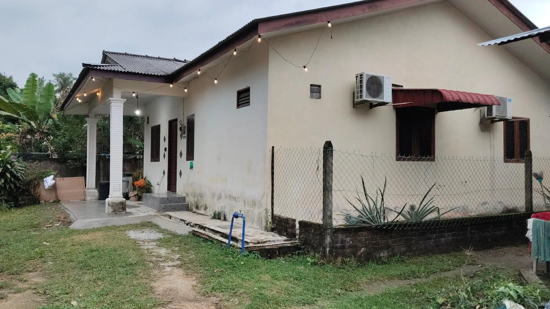 쿠알라테렝가누 톡 젬발 / 공 바닥의 프라이빗 하우스 (900m², 침실 2개, 프라이빗 욕실 1개) 2성급 싱글룸 레스토랑