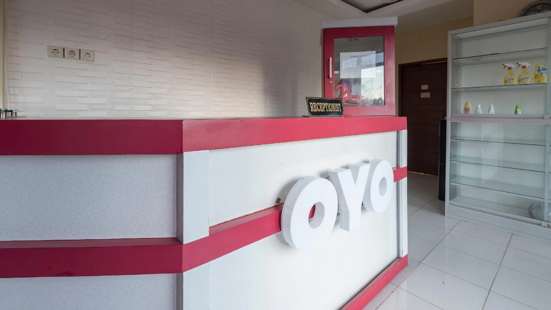 마카사르 오요 1075 루마 인다 로사리 인 2성급 호텔 로비