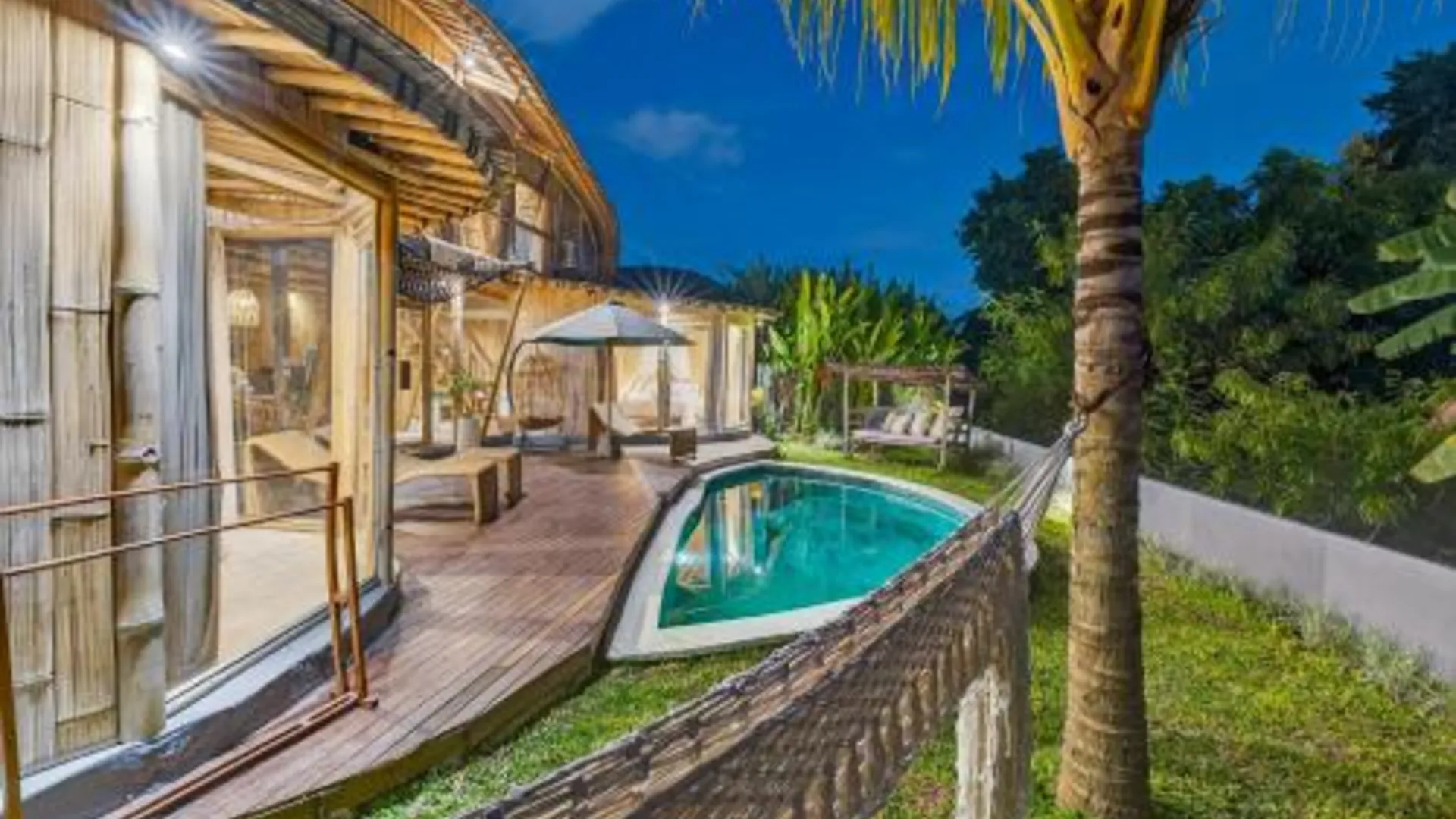 발리 Noon Bamboo Villas Pererenan 4성급 호텔 수영장