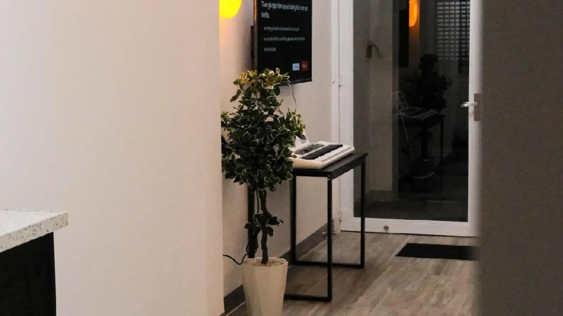 호치민 4군의 프라이빗 하우스 (m², 침실 1개, 프라이빗 욕실 1개) 2성급 싱글룸 레스토랑