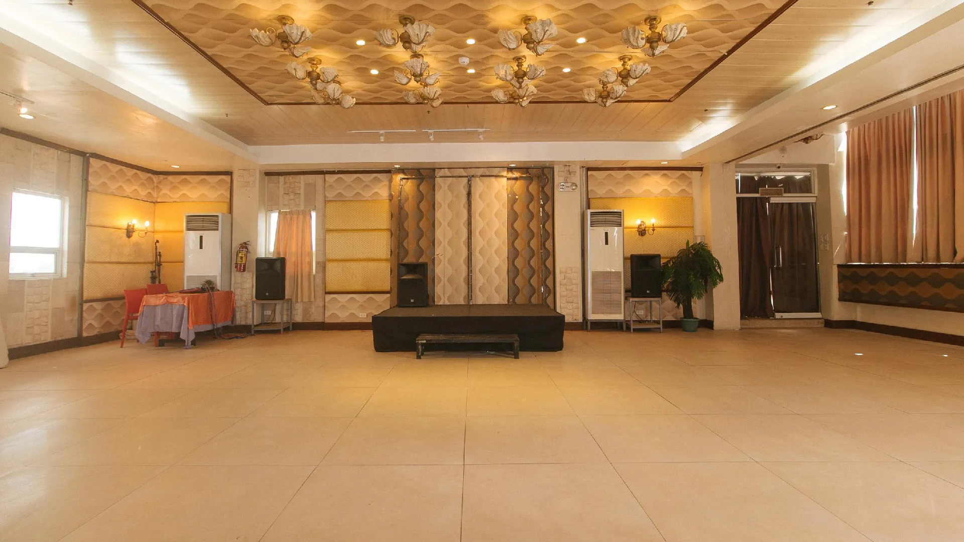 세부 레드도어즈 플러스 뉴 에라 버짓 호텔 만다우에 구 레드도어즈 플러스 니어 UV 만다우에 세부 2성급 호텔 로비