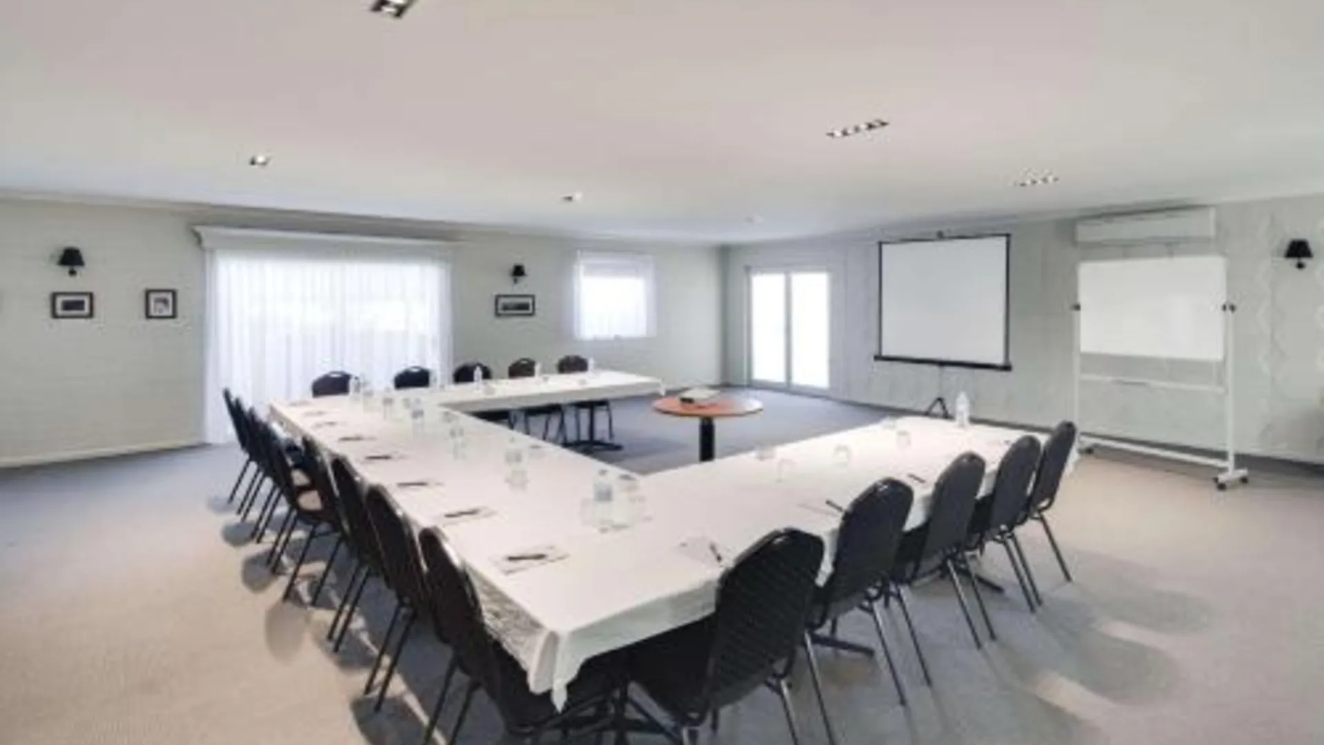 깁스랜드 지역 Drouin Motel 4성급 호텔 수영장