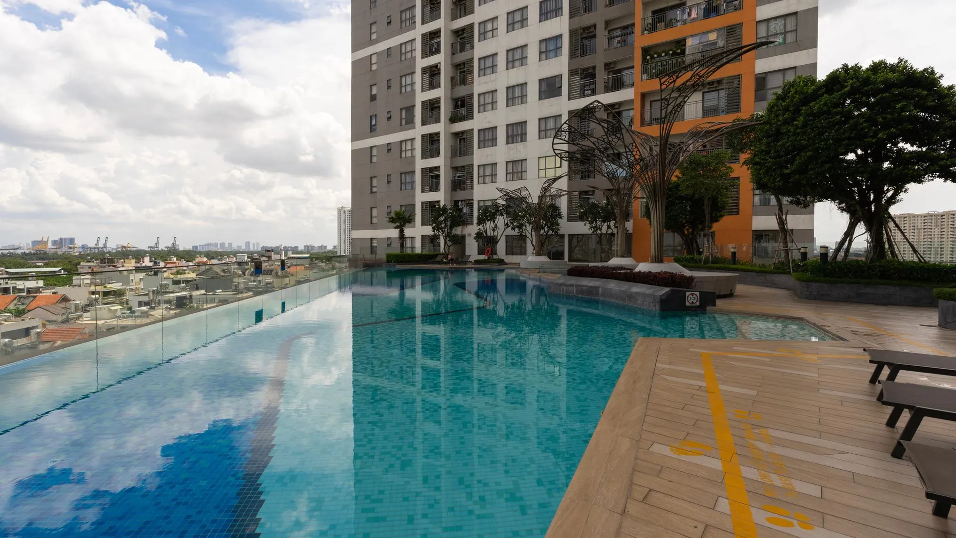 호치민 딩동 스위트 – 더 선 애비뉴 – 프리 풀 앤 짐 5성급 게스트하우스 전망