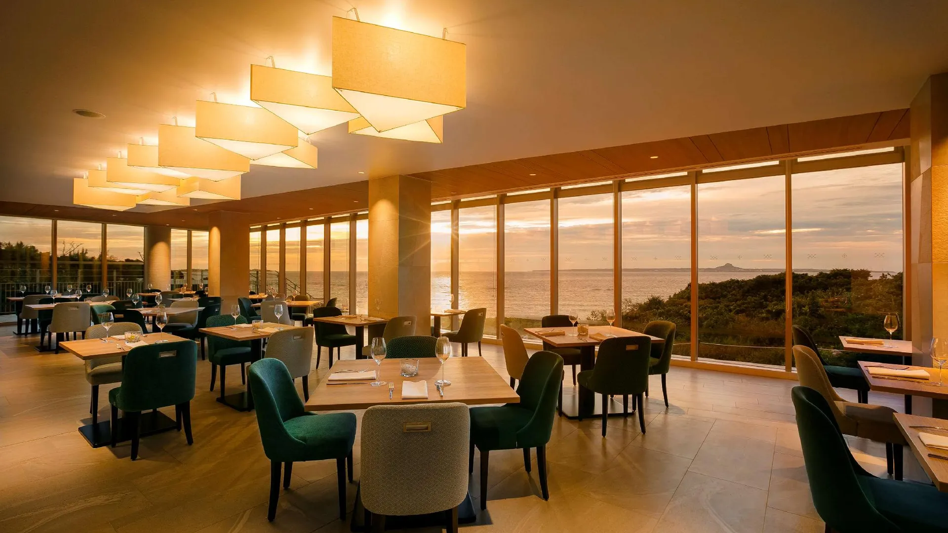 오키나와 본섬 힐튼 클럽 더 비치 리조트 세소코 3성급 호텔 로비