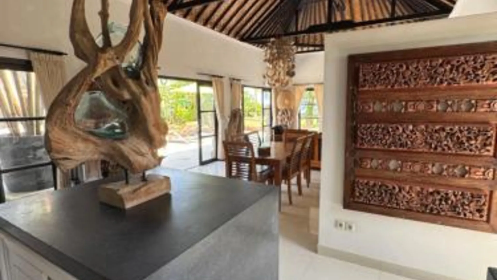 발리 Beautiful Beach Villa Nujum with staff. 5성급 싱글룸 레스토랑