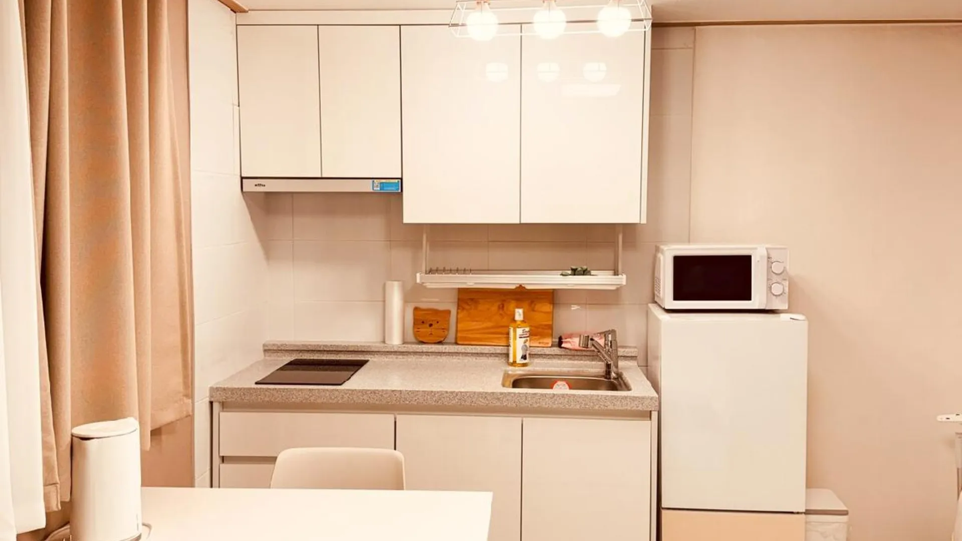 서울 J107 #신규 오픈 #홍대입구6번출구 도보 3분거리#감각적인 숙소 2성급 싱글룸 로비