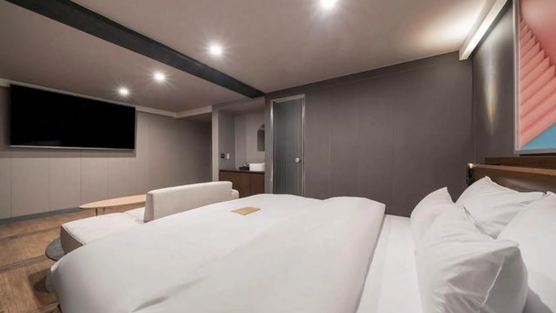 서울 신촌 URBAN HOTEL&PLAY 3성급 호텔 스위트룸