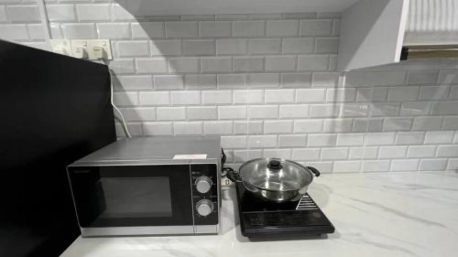 쿠안탄 반다르 인데라 마코타의 프라이빗 하우스 (100m², 침실 3개, 프라이빗 욕실 2개) 3성급 게스트하우스 레스토랑