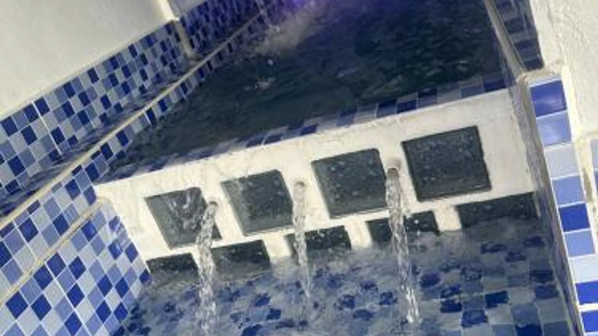 쿠알라테렝가누 세베랑 타키르 / 공항의  (m², 침실 4개, 프라이빗 욕실 2개) 4성급 게스트하우스 레스토랑