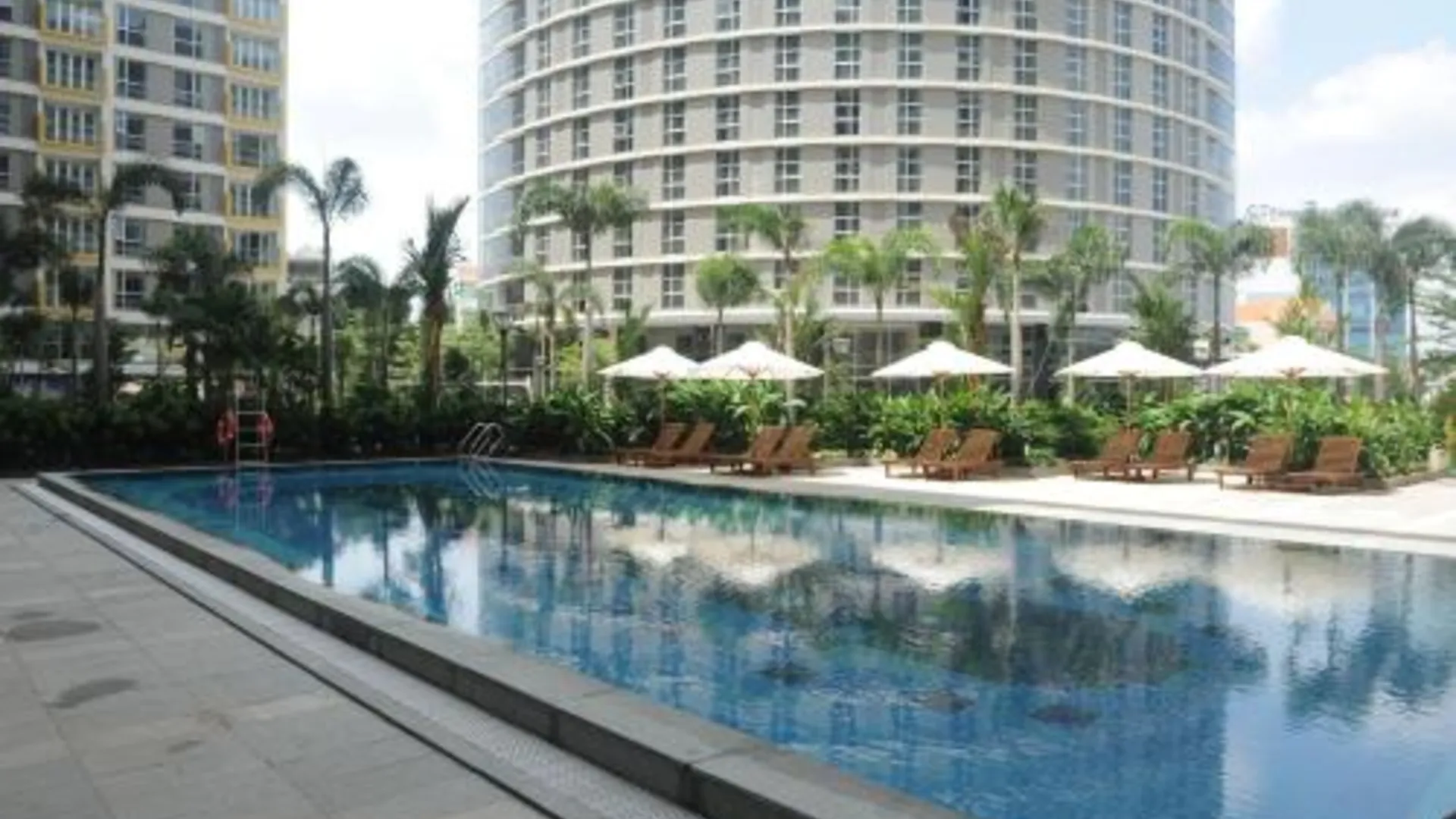 호치민 사이공 공항 블루스카이 서비스 아파트먼트 4성급 호텔 외관