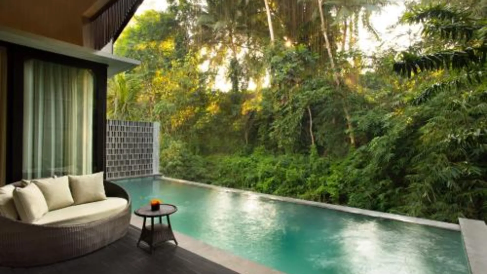 발리 아디와나 우나기 리버프론트 5성급 호텔 수영장