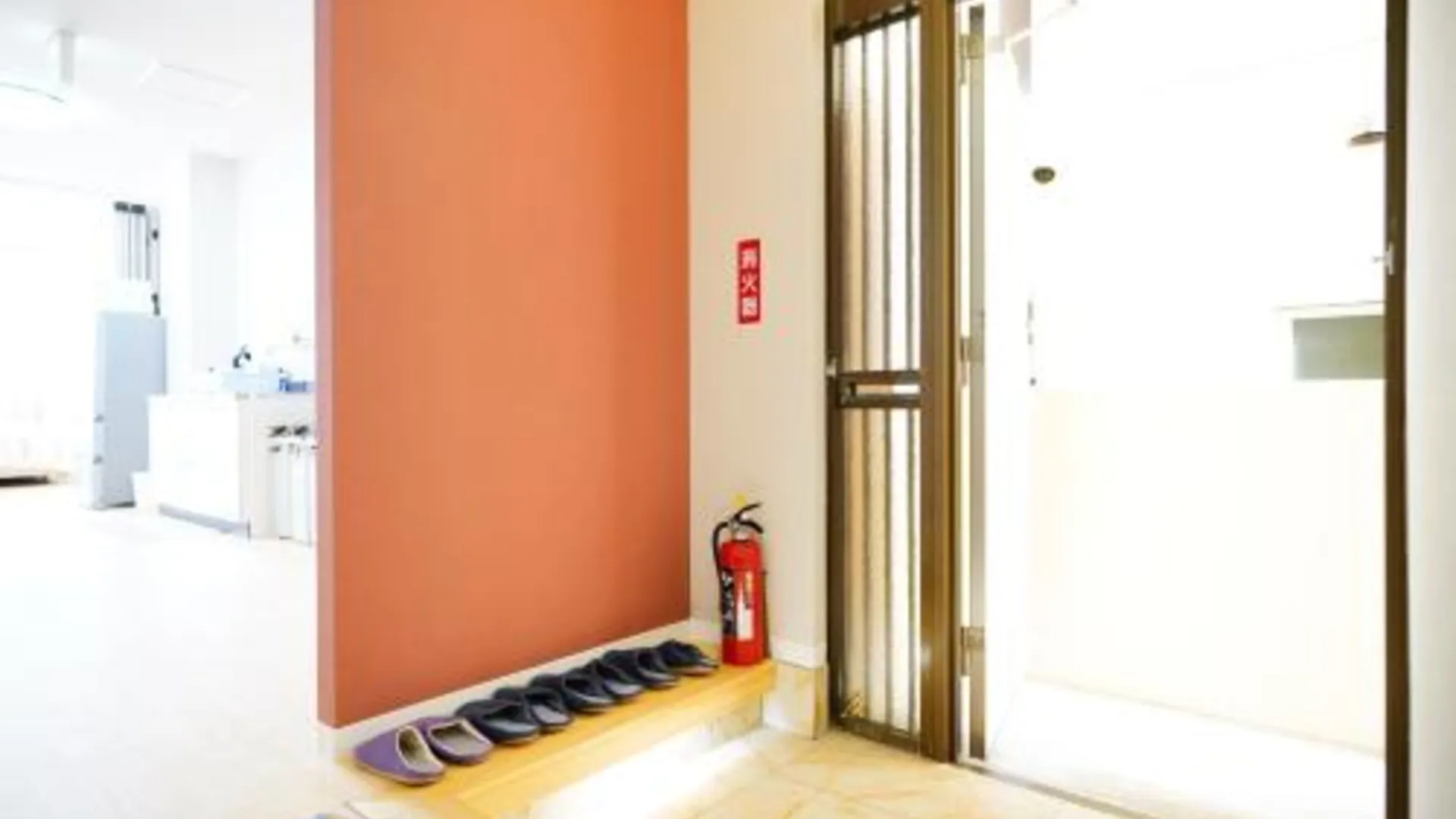 오키나와 본섬 M시티인 와카사 2성급 호텔 외관