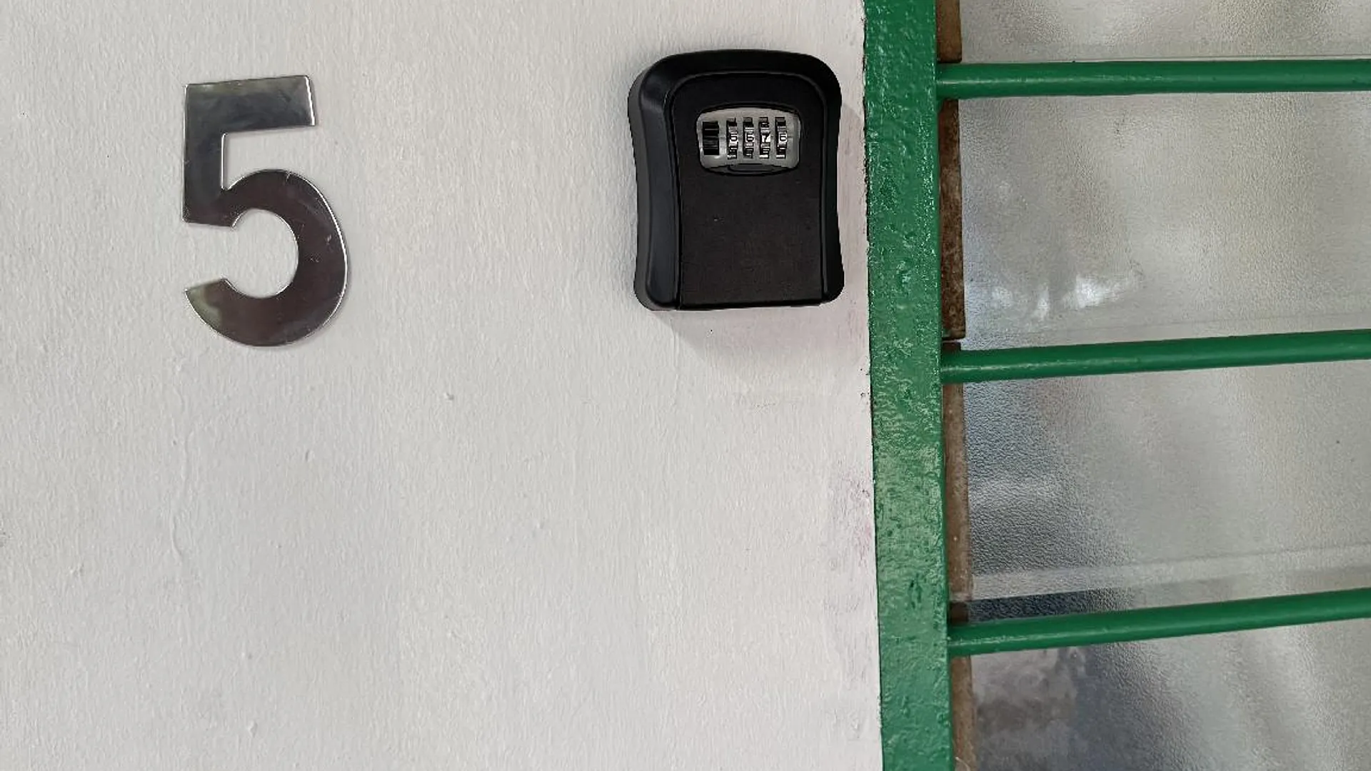 부킷 감비르 부킷 감비르의 프라이빗 하우스 (m², 침실 2개, 프라이빗 욕실 1개) 2성급 싱글룸 전망