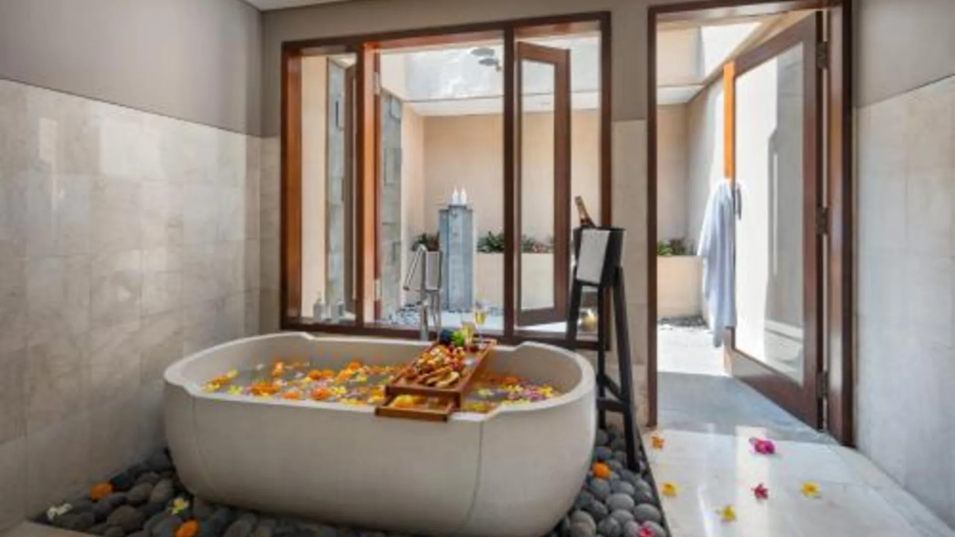 발리 카만달루 우붓 리조트 5성급 호텔 레스토랑