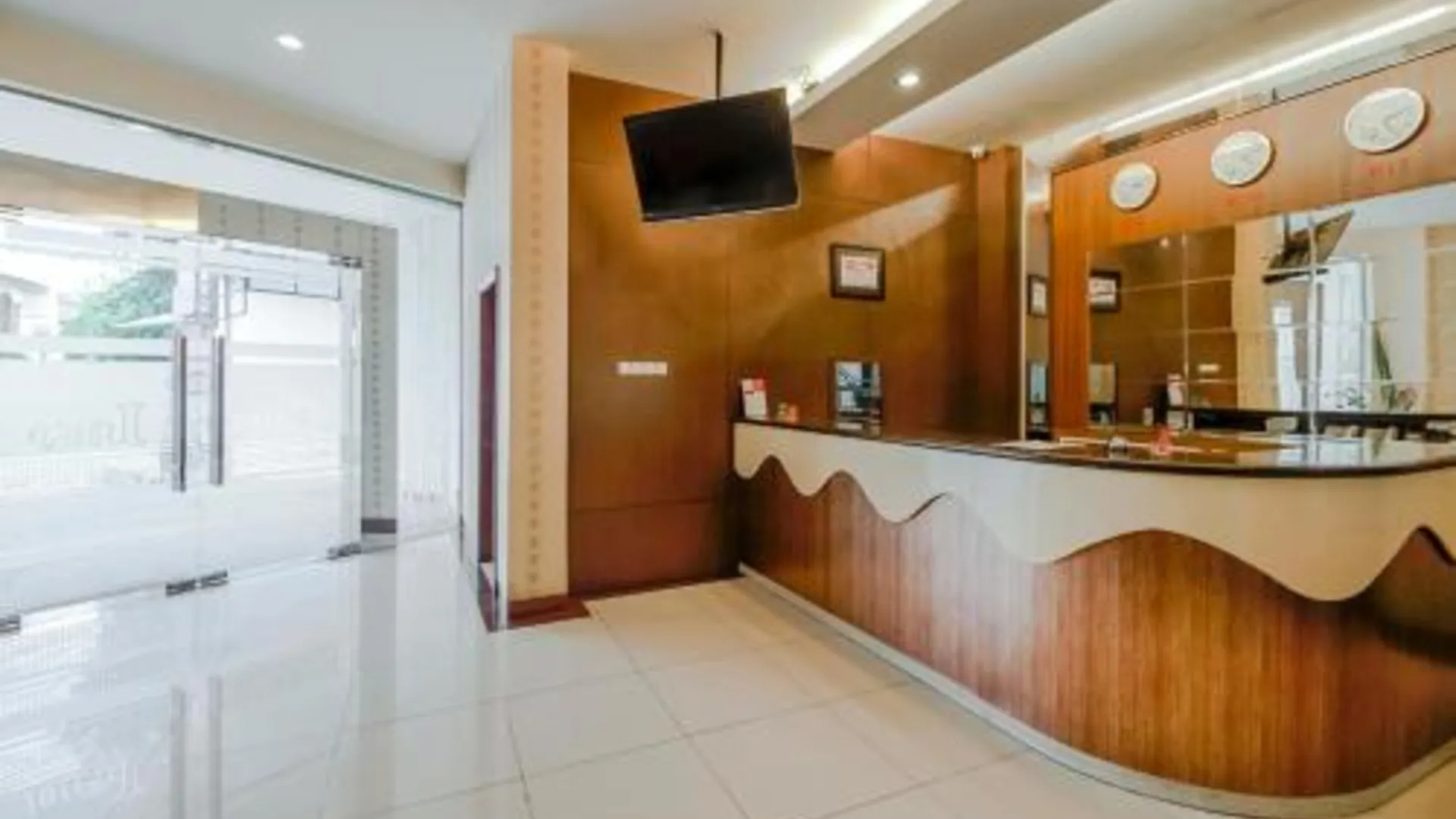 마카사르 RedDoorz Plus @ Karebosi Area 2 Makassar 3성급 호텔 로비